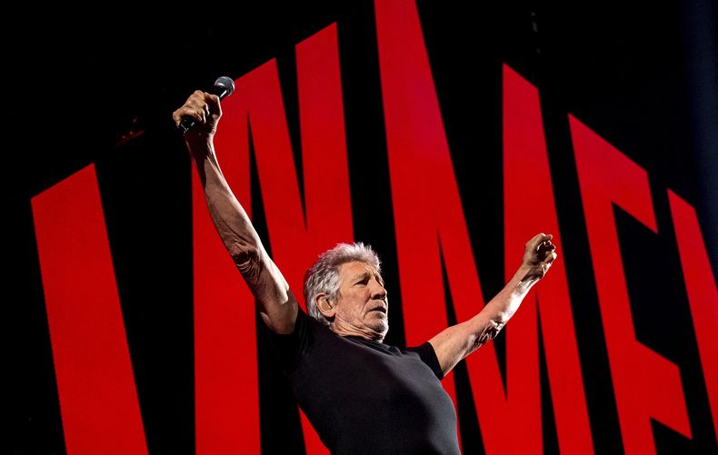 ARCHIVO - Roger Waters se presenta en el Barclays Arena de Hamburgo, Alemania, el 7 de mayo de 2023, para dar inicio a su gira This Is Not A Drill por Alemania. La administración de Biden opinó sobre la controversia del cofundador de Pink Floyd, Roger Waters, y sus recientes actuaciones en Alemania, que algunos han considerado antisemitas. El Departamento de Estado dijo el martes que Waters tiene un largo historial de uso de tropos antisemitas para denigrar al pueblo judío. (Daniel Bockwoldt/dpa vía AP, archivo)