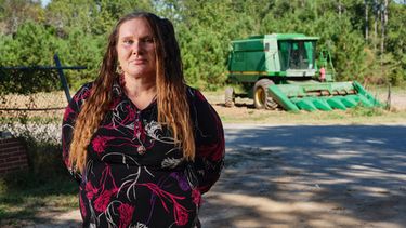 Foto entregada por Matt Odom que muestra a Laura Leigh Taylor, una agricultora en Georgia quien lamenta haber votado por el presidente Donald Trump en 2024, el 29 de septiembre de 2026. (Matt Odom via AP)