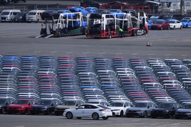 ARCHIVO - Trabajadores cargan vehículos en la terminal de autos de Daikoku, en Yokohama, cerca de Tokio, el 8 de abril de 2025. (AP Foto/Hiro Komae, Archivo)