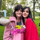 En esta fotografía sin fecha proporcionada por el rabino Meir Hecht en nombre de la familia Raanan, se muestra a Judith Raanan (izquierda) y su hija Natalia, de 18 años, luego de la graduación de Natalie. Judith y Natalie desaparecieron durante su visita a familiares en Israel. (Familia Raanan vía AP)