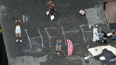 americateve | Varios habitantes de Nueva Orleans piden ser rescatados desde la azotea de sus viviendas, inudadas a causa del hurac&aacute;n Katrina, en una foto de archivo del 1 de septiembre del 2005. Decenas de demandas judiciales contra el gobierno federal exigiendo