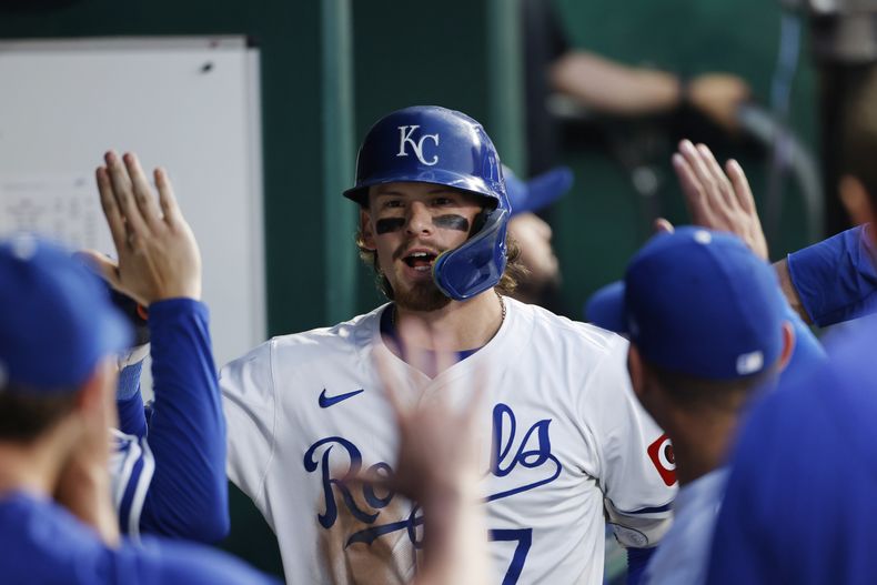 Bobby Witt Jr., de los Reales de Kansas City, es felicitado en el dugout después de conectar un jonrón de tres carreras durante la cuarta entrada contra los Diamondbacks de Arizona en Kansas City, Missouri, el lunes 22 de julio de 2024. (AP Foto/Colin E. Braley)