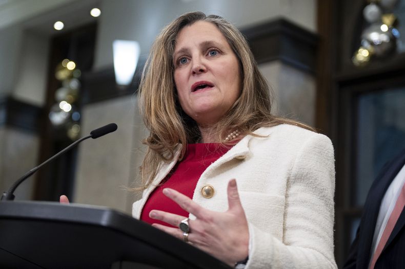 ARCHIVO – La ministra de Finanzas y viceprimera ministra, Chrystia Freeland, habla en la Colina del Parlamento en Ottawa, Ontario, el miércoles 11 de diciembre de 2024. (Spencer Colby/The Canadian Press vía AP, Archivo)
