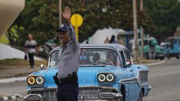 Un oficial de la Policía Nacional dirige el tráfico debido a un corte de energía en La Habana, Cuba, el miércoles 3 de diciembre de 2025. (AP Foto/Ramón Espinosa)