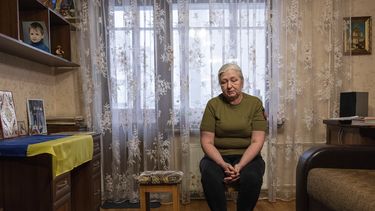 Iryna Reva, de 59 años, espera a su hijo Vladyslav en su apartamento en Kiev, Ucrania, el 9 de febrero de 2024. Vladyslav Reva, de 25 años, un soldado ucraniano, desapareció durante los combates contra las fuerzas rusas cerca en Donetsk el 24 de julio de 2022. (Foto AP/Evgeniy Maloletka)