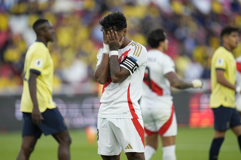 Renato Tapia, de la selección de Perú, se lamenta tras errar una oportunidad ante Ecuador, en un partido de las eliminatorias mundialistas, realizado el martes 10 de septiembre de 2024, en Quito (AP Foto/Dolores Ochoa)