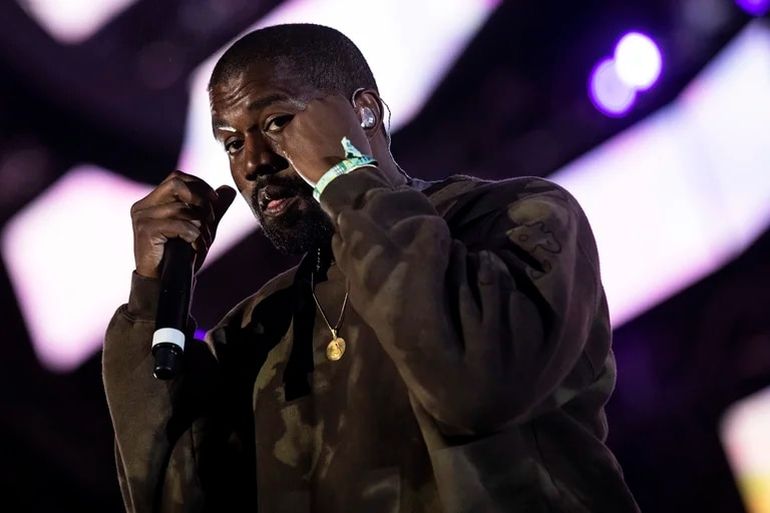 Instagram y Twitter restringieron las cuentas del rapero Kanye West por publicar mensajes antisemitas