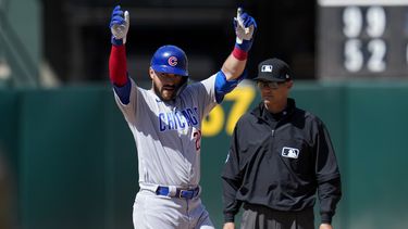 El venezolano Luis Torrens, de los Cachorros de Chicago, festeja luego de conectar un doble de tres carreras ante los Atléticos de Oakland, el miércoles 19 de abril de 2023 (AP Foto/Godofredo A. Vásquez)