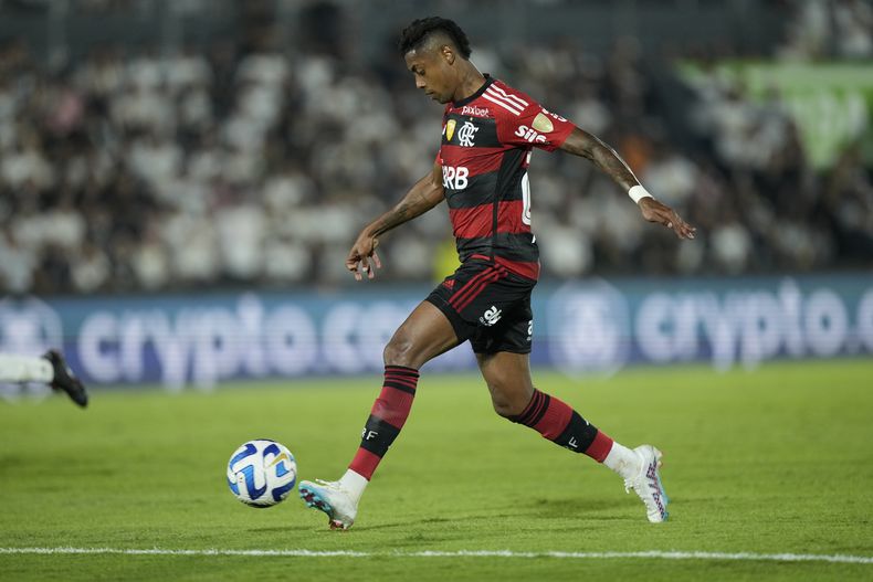 Bruno Henrique, del Flamengo, controla un balón durante el partido de la Copa Libertadores ante Olimpia de Paraguay, el 10 de agosto de 2023 (AP Foto/Jorge Sáenz, archivo)