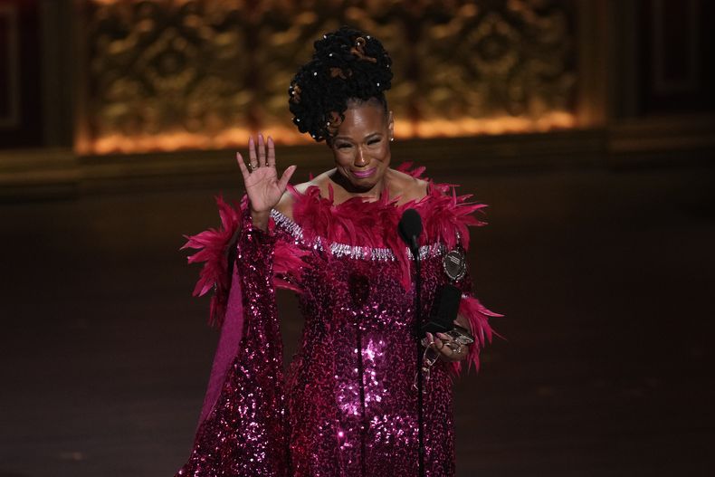 Kecia Lewis recibe el premio a mejor actriz de reparto en un musical por Hells Kitchen en la 77a entrega de los Premios Tony el domingo 16 de junio de 2024, en Nueva York. (Foto Charles Sykes/Invision/AP)