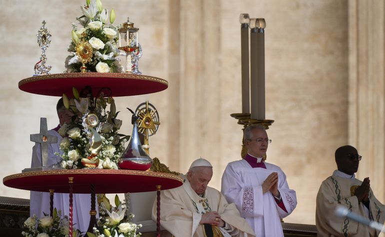 Papa proclama 10 nuevos santos tras molestias en la rodilla
