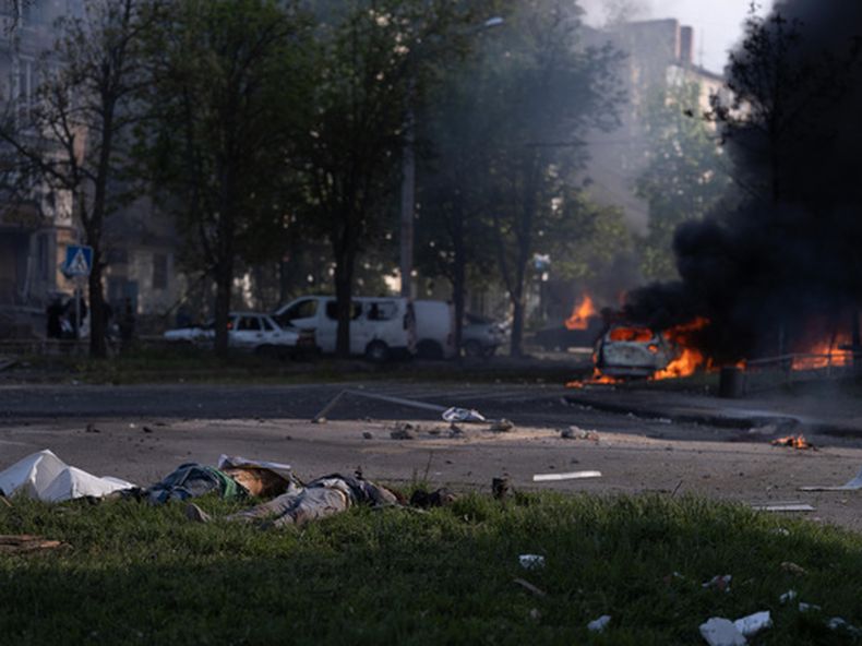 Esta imagen proporcionada por el servicio de prensa de la 93ra Brigada Mecanizada Separada Kholodnyi Yar muestra el lugar donde impactó una bomba aérea guiada en Kramatorsk, en la región de Donetsk, Ucrania, el martes 5 de mayo de 2026. (Iryna Rybakova/93ra Brigada Mecanizada Separada Kholodnyi Yar via AP)