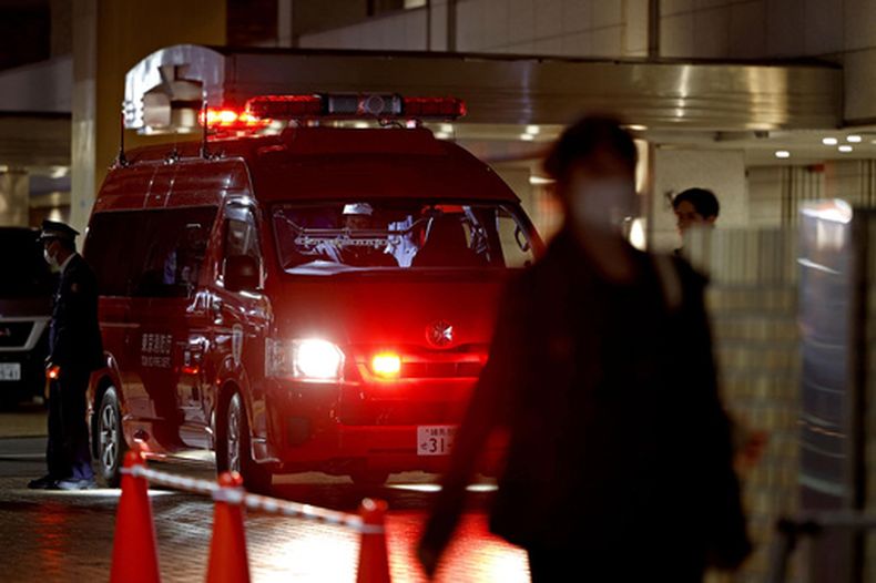 La presencia policial en el lugar donde ocurrió el apuñalamiento en Tokio, el 26 de marzo del 2026. (Kyodo News via AP)