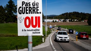 Un afiche sobre el referendo dice “No a la guerra, sí a la neutralidad suiza”, cerca de Epagny, Suiza, el 25 de septiembre del 2026. (Jean-Christophe Bott/Keystone via AP)