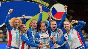El equipo de chequia celebra tras recibir el trofeo al vencer a Ucrania en la final de la Copa Billie Jean King el domingo 27 de septiembre del 2026. (AP Foto/Andy Wong)