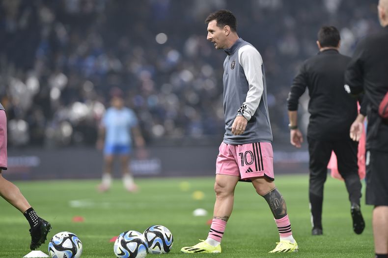 Lionel Messi del Inter Miami durante el calentamiento previo al partido amistoso contra Al Hilal, el lunes 29 de enero de 2024, en Riad, Arabia Saudí. (AP Foto)