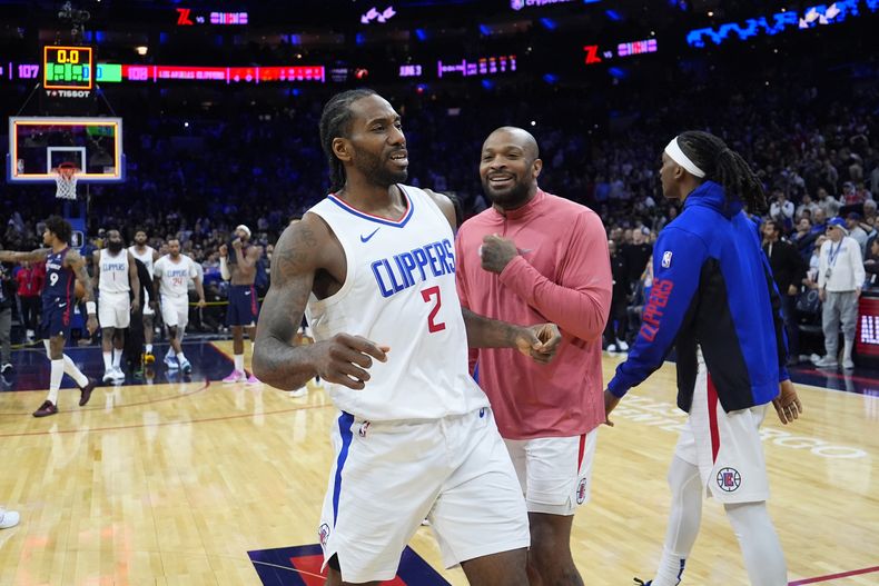 Kawhi Leonard, de los Clippers de Los Ángeles, festeja con P.J. Tucker la victoria sobre los 76ers de Filadelfia, el miércoles 27 de marzo de 2024 (AP Foto/Matt Slocum)