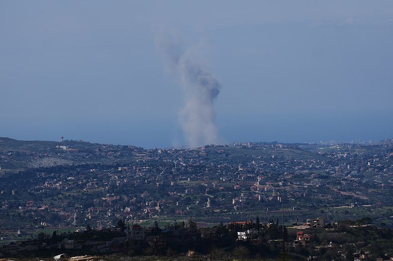 Una columna de humo se eleva desde el lugar de un bombardeo israelí en el sur del Líbano, el 2 de marzo del 2026. (AP foto/Ariel Schalit)