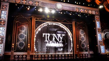 FILE - El escenario antes del inicio de la 75.ª entrega anual de los premios Tony el 12 de junio de 2022 en Nueva York. La 76.ª entrega anual de los premios Tony se transmitirá en vivo desde el United Palace en Nueva York el domingo 11 de junio de 2023.(Foto Charles Sykes/Invision/AP, archivo)