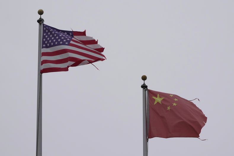 Las banderas de China y Estados Unidos en Chinatown en San Francisco, el 18 de abril del 2025. (AP foto/Jeff Chiu)