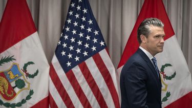 El secretario de Defensa estadounidense Pete Hegseth llega a una reunión con el ministro de Relaciones Exteriores de Perú, Elmer Schialer, y el ministro de Defensa de la nación latinoamericana, Walter Astudillo, el lunes 5 de mayo de 2025, en el Pentágono, en Washington. (AP Foto/Mark Schiefelbein)