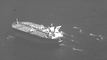 Esta imagen fija publicada por la Marina de Estados Unidos muestra el petrolero con bandera panameña Niovi rodeado por barcos de la Guardia Revolucionaria iraní en el Estrecho De Ormuz, el miércoles 3 de mayo de 2023. (Marina de Estados Unidos via AP)