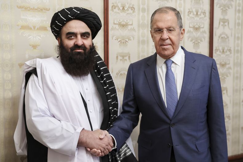 Foto difundida por el Departamento de Prensa del Ministerio de Relaciones Exteriores de Rusia el 4 de octubre del 2024, que muestra al ministro de exteriores ruso Serguéi Lavrov (der) con el ministro interino de relaciones exteriores del Talibán afgano Amir Khan Muttaqi, en Moscú. (Departamento de Prensa del Ministerio de Relaciones Exteriores de Rusia via AP)