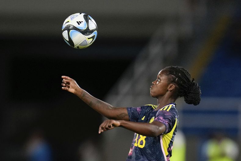 La delantera colombiana Linda Caicedo controla el balón durante el partido amistoso contra Panamá rumbo al Mundial femenino, el miércoles 21 de junio de 2023, en Cali, Colombia. (AP Foto/Fernando Vergara)