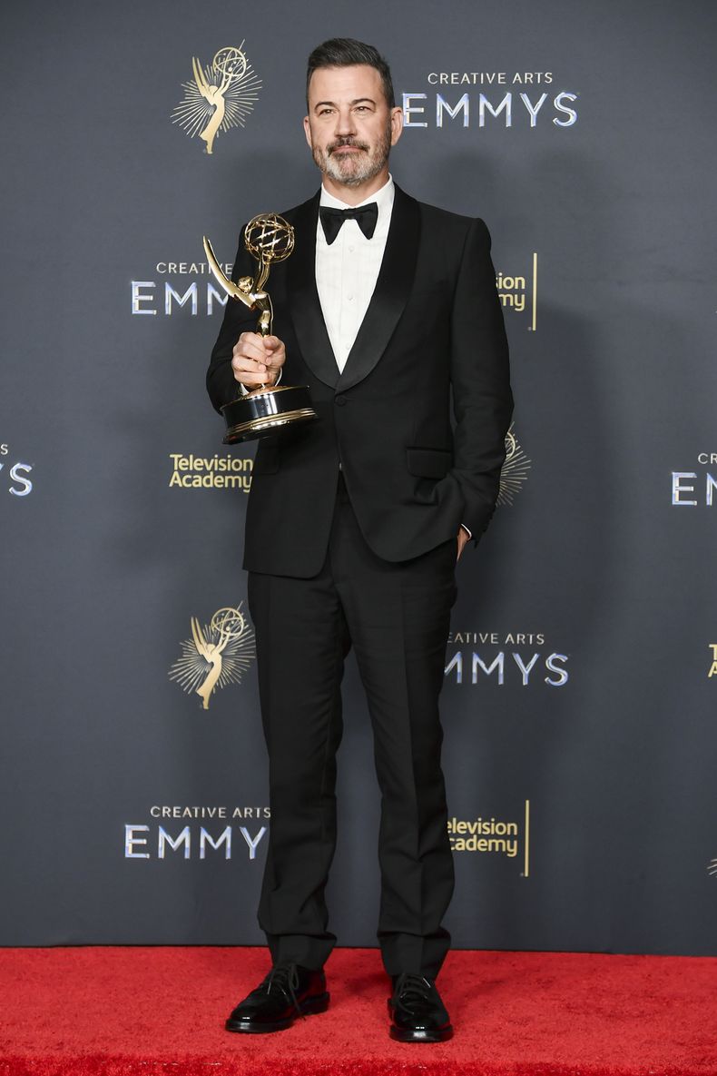 Jimmy Kimmel posa en la sala de prensa con el premio al mejor presentador de un programa de juegos por ¿Quién quiere ser millonario? durante la segunda noche de los Premios Emmy a las Artes Creativas el domingo 7 de septiembre de 2025, en el Teatro Peacock de Los Ángeles. (Foto Richard Shotwell/Invision/AP)