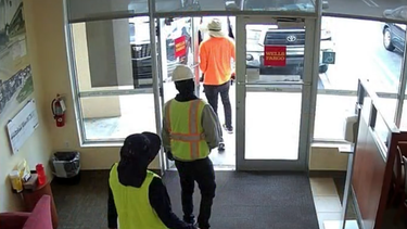 captado en camara el robo de un banco wells fargo en hialeah