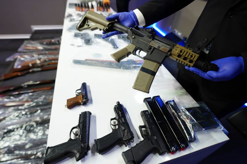 ARCHIVO - Marihuana, cocaína y armas incautadas son presentadas a la prensa en la sede de la Policía de Investigaciones de Chile en Santiago, Chile, el 29 de julio de 2025. (AP Foto/Esteban Félix, Archivo)