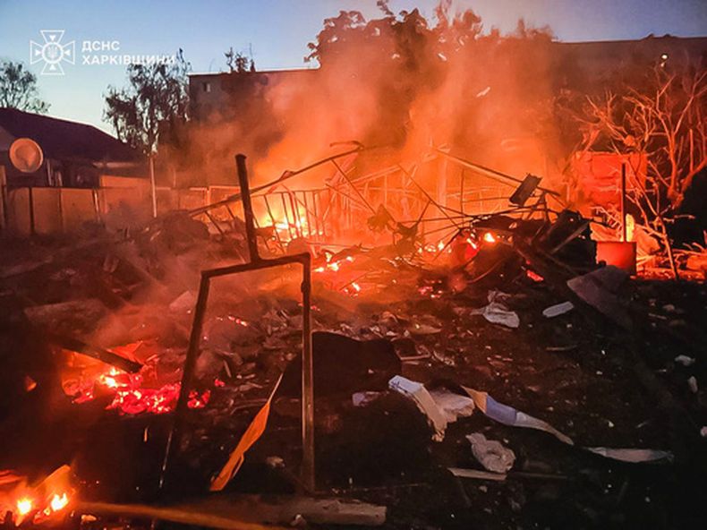 En esta imagen proporcionada por los Servicios Ucranianos de Emergencias el martes 9 de junio de 2026, un edificio dañado arde tras un ataque ruso en Járkiv, Ucrania. (Servicios Ucranianos de Emergencias via AP)
