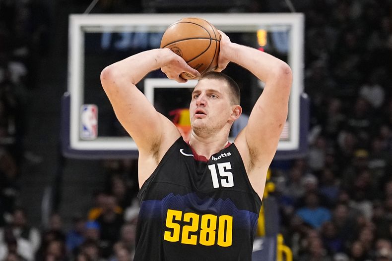 Nikola Jokic, pívot de los Nuggets de Denver, dispara en el partido ante los Mavericks de Dallas, el lunes 18 de diciembre de 2023 (AP foto/Jack Dempsey)