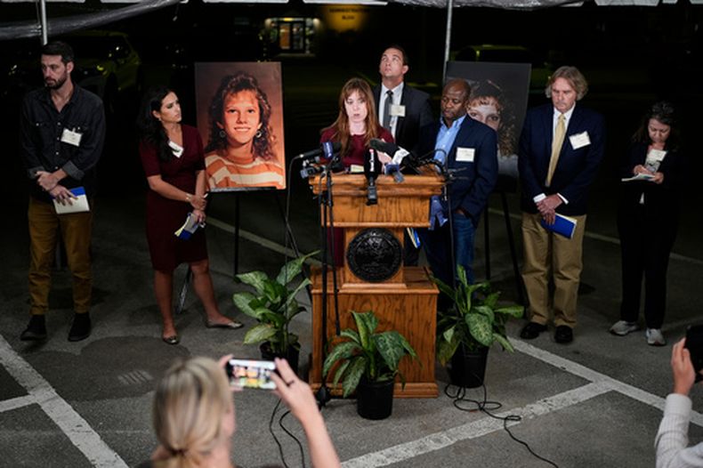 Testigos de los medios de comunicación relatan los momentos previos a la suspensión de la ejecución de Christa Pike, ocurrida el miércoles 30 de septiembre de 2026 en Nashville, Tennessee. (Foto AP/George Walker IV)