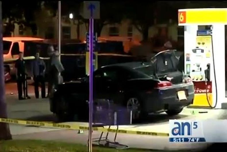 La policía está a la caza de un hombre armado que abrió fuego en una gasolinera de Miami Beach y mató a un joven.