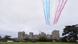 Los Red Arrows vuelan en formación sobre el Castillo de Windsor durante la visita de Estado del presidente de EEUU, Donald Trump, y la primera dama Melania Trump a Windsor, Inglaterra, el miércoles 17 de septiembre de 2025. (AP Foto/Evan Vucci)