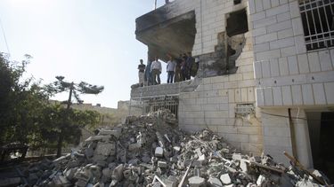 americateve | Varias personas recorren la vivienda de Amer Abu Aisheh, uno de tres palestinos identificados por Israel como sospechosos de la muerte de tres adolescentes israel&iacute;es, un d&iacute;a despu&eacute;s de su demolici&oacute;n por el ej&eacute;rcito en He