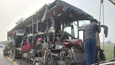Un trabajador de asistencia en carretera remolca los restos destruidos de un autobús de dos pisos que chocó con un camión de leche cerca de Unnao, en el estado indio de Uttar Pradesh, el miércoles 10 de julio de 2024. Varias personas murieron o resultaron heridas en la colisión, según las autoridades. (AP Foto)