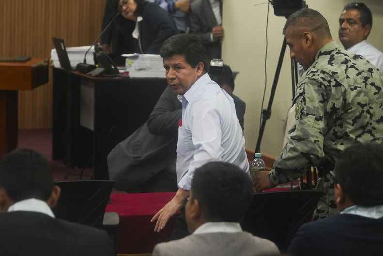 El expresidente peruano Pedro Castillo, en prisión provisional, llega a la audiencia de juicio por rebelión en una sede policial a las afueras de Lima, Perú, el martes 4 de marzo de 2025. (AP Foto/Guadalupe Pardo)