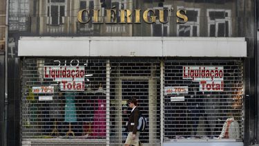 americateve | Comercio cerrado con el cartel anunciando "rebajas" en el centro de Oporti, Portugal, el mi&eacute;rcoles 30 de octubre del 2013, debido a la crisis econ&oacute;mica y las medidas de austeridad adoptadas por el gobierno. (Foto AP/Paulo Duarte)