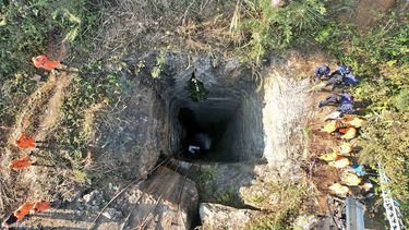 Esta imagen proporcionada por el Ejército indio muestra trabajadores de rescate de pie en torno a una mina de carbón donde al menos nueve trabajadores quedaron atrapados, en Umrangso, en el distrito de Dimapur Hasao, en el estado nororiental de Assam, India, el martes 7 de enero de 2025. (Indian Army via AP)
