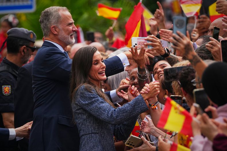 El rey Felipe VI y la reina Letizia de España saludan a la multitud en el enclave español de Ceuta, el 13 de octubre del 2026. (AP foto/Manu Fernández)