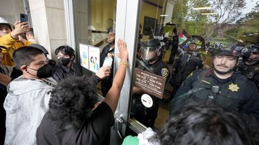 Policías impiden que manifestantes propalestinos ingresen a un edificio dentro del campus de la Universidad de California en Los Ángeles, el 23 de mayo de 2024, en Los Ángeles. (AP Foto/Ryan Sun, Archivo)