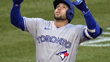 George Springer, de los Azulejos de Toronto, festeja tras conectar un jonrón de dos carreras en el encuentro del viernes 5 de mayo de 2023, ante los Piratas de Pittsburgh (AP Foto/Gene J. Puskar)
