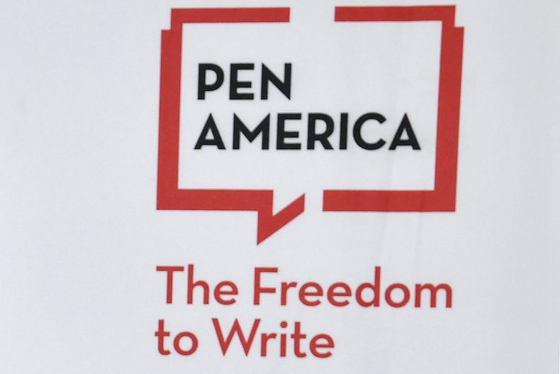 ARCHIVO - Un logotipo en los premios literarios PEN America el 2 de marzo de 2023, en Nueva York. Ante el descontento generalizado por su respuesta a la guerra entre Israel y Hamas, el grupo de escritores PEN America canceló el 22 de abril de 2024 su ceremonia anual de entrega de premios. Decenas de nominados se habían retirado del evento, que se iba a realizar la próxima semana. (Foto Evan Agostini/Invision/AP, archivo)