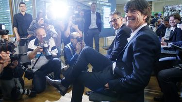 americateve | El t &eacute;cnico de la selecci&oacute;n de Alemania, Joachim Loew, sonr&iacute;e en una conferencia de prensa para anunciar el plantel preliminar de Alemania para el Mundial el jueves, 8 de mayo de 2014, en Francfort.  (AP Photo/Michael Probst)