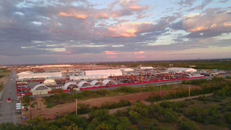 ARCHIVO - Esta fotografía aérea muestra una entrada al complejo del centro de datos de inteligencia artificial Stargate en Abilene, Texas, el 22 de septiembre de 2025. (Foto AP/Matt OBrien, archivo)