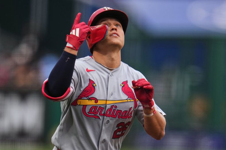 JJ Wetherholt de los Cardenales de San Luis tras batear un jonrón ante los Piratas de Pittsburgh, el jueves 30 de abril de 2026, en Pittsburgh. (AP Foto/Gene J. Puskar)