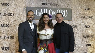 Los actores José Ron, izquierda, Lucero, centro, y Plutarco Haza posan en la alfombra roja de la serie de ViX El gallo de oro en la Ciudad de México el martes 17 de octubre de 2023. (Foto AP/Berenice Bautista)