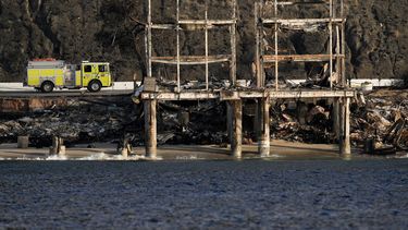 Un camión de bomberos estacionado frente a una propiedad a la orilla del mar dañada por el incendio Palisades el viernes 17 de enero de 2025 en Malibú, California. (Foto AP/Carolyn Kaster)
